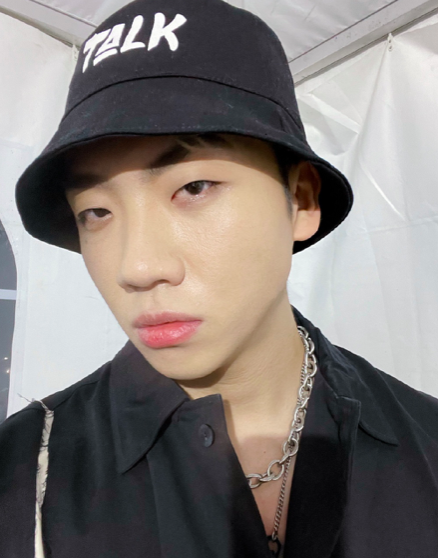 谢大脚|26岁说唱冠军官宣分手，10天前才向女友表白，两人公开搂抱秀恩爱