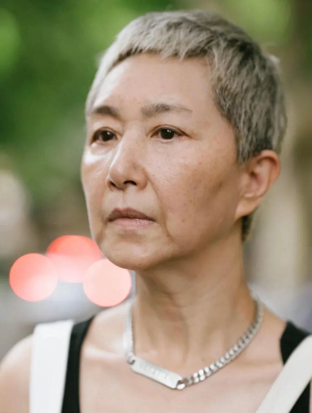 潮帮先生 上海老太亮相街头,穿背带裤扎头巾真有腔调,中国奶奶也能这么酷