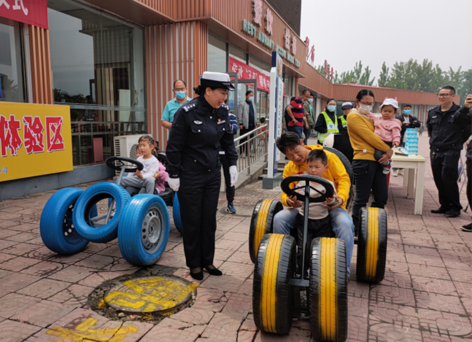 牡丹晚报 山东省首个“交通安全宣传”主题服务区在济广高速曹县服务区亮相