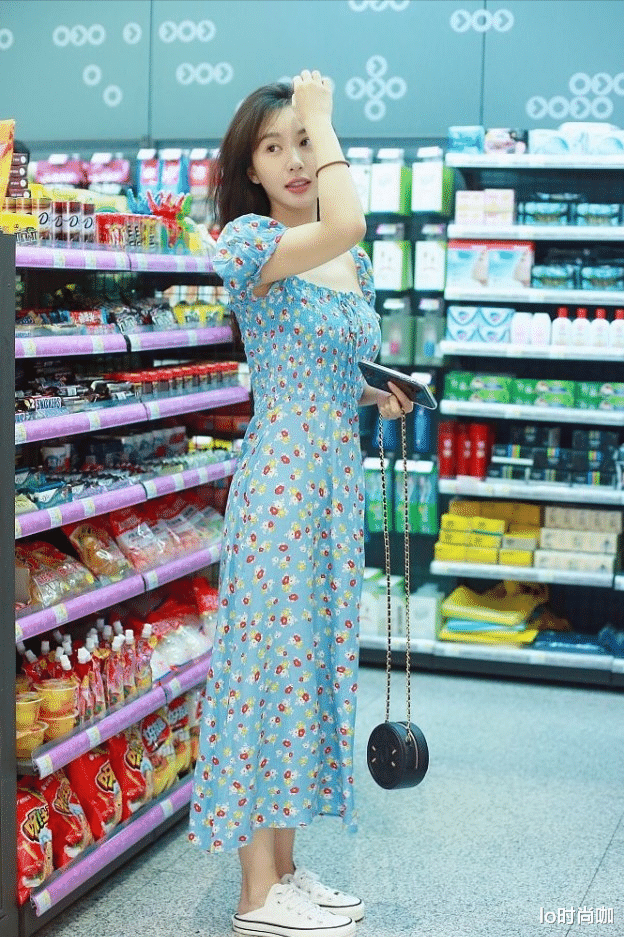 lo时尚咖|“黄晓明前女友”穿衣真“心机”,穿碎花裙露小蛮腰,身材太迷人