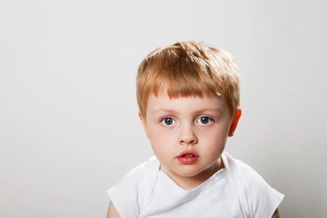 饭饭妈妈育儿|孩子为何会出现咬指甲、揪头发、摸生殖器等“问题行为”?你要懂