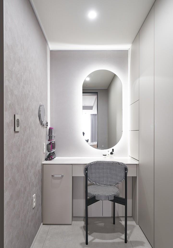 186㎡大平层,用曲面玻璃围出多功能厨房,清爽简洁,走在潮流前端