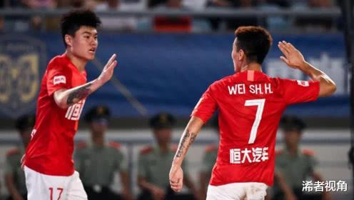 广州队|下午1点! 上海媒体做出争议表态: 恒大当红主力遭重创, 球迷骂声一片