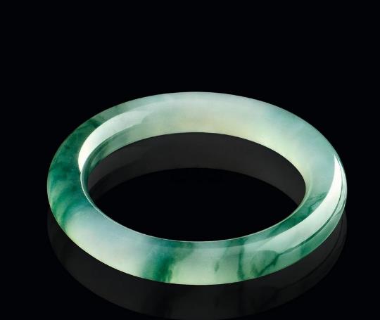 翡翠手镯|一女士试戴两万多的翡翠手镯取不下闹到派出所，这件事你怎么看？