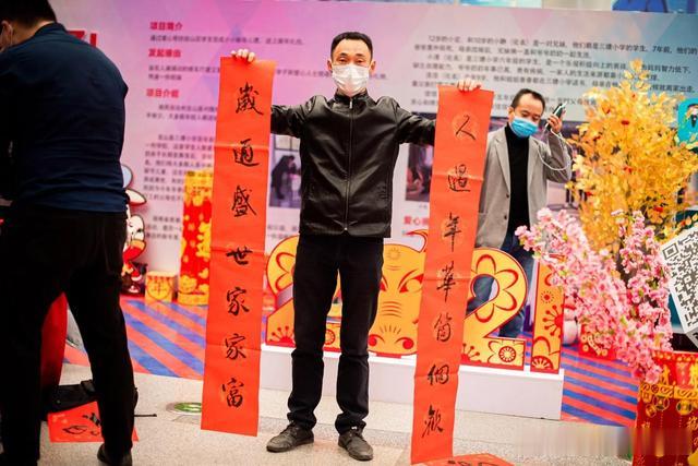 金鹰955电台 长沙南站年味列车再次“进站上车”，“扶好坐稳”爱心暖心高铁