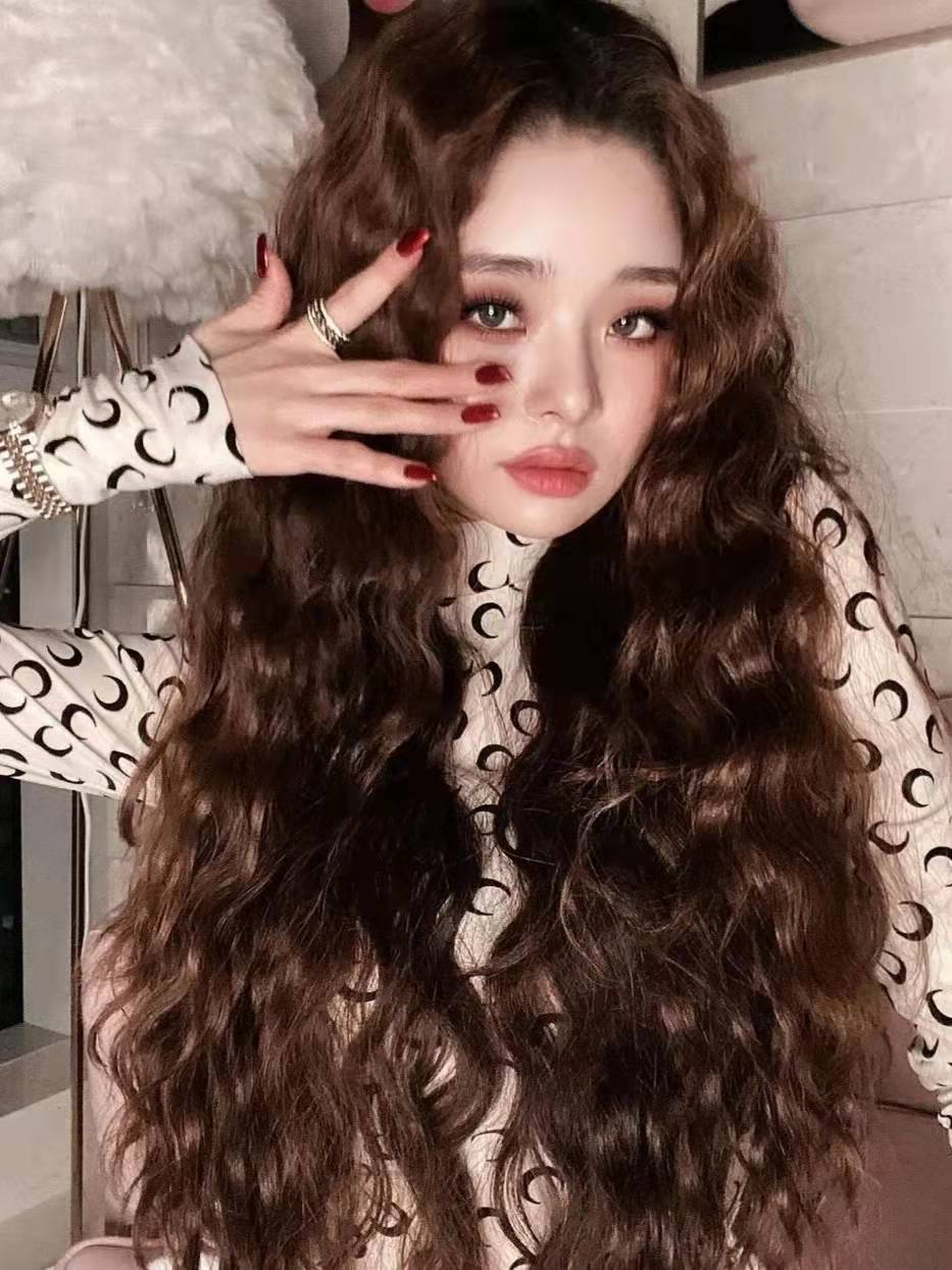 发型 有这三个特征的女人，千万别烫这种全头烫卷发，土气显老还显脸大