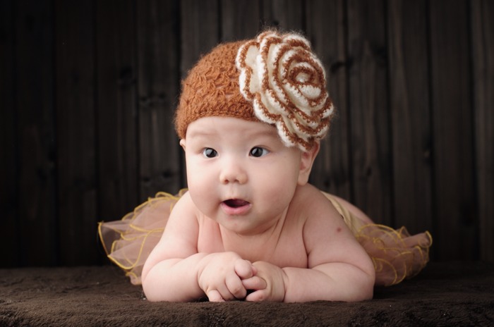 秋香育儿经|宝宝睡醒发现离妈妈好远,接下来的举动太暖心,妈妈辛苦没白费