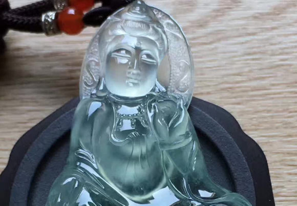 翡翠|喜欢在翡翠上刻字的消费者，先不要盲目，不好的料子你也要刻吗？