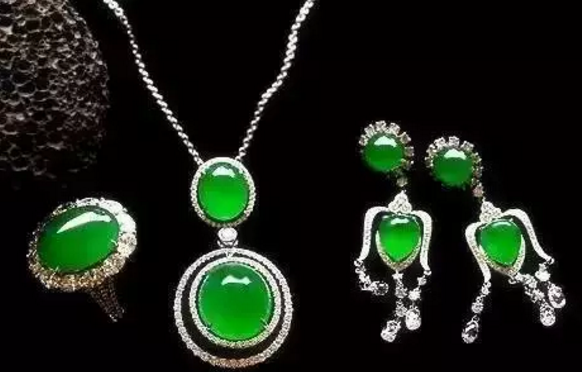 翡翠|他是谁?在解放前翡翠手镯、戒面竟多到用升子来称量