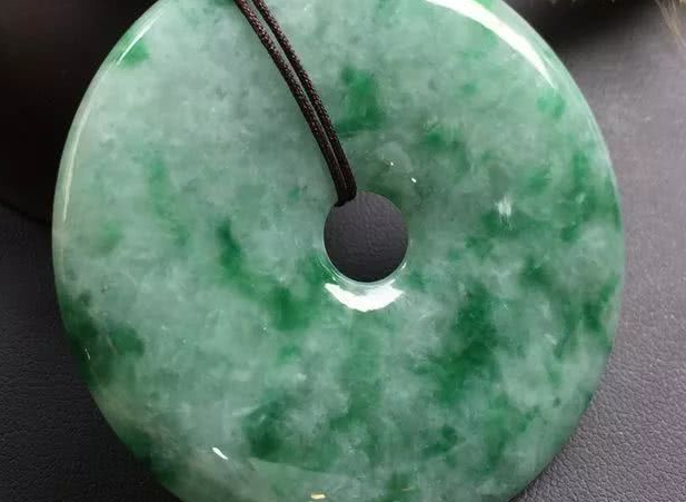 翡翠|翡翠饰品中，调水也非常影响它的价值，是一种物理现象