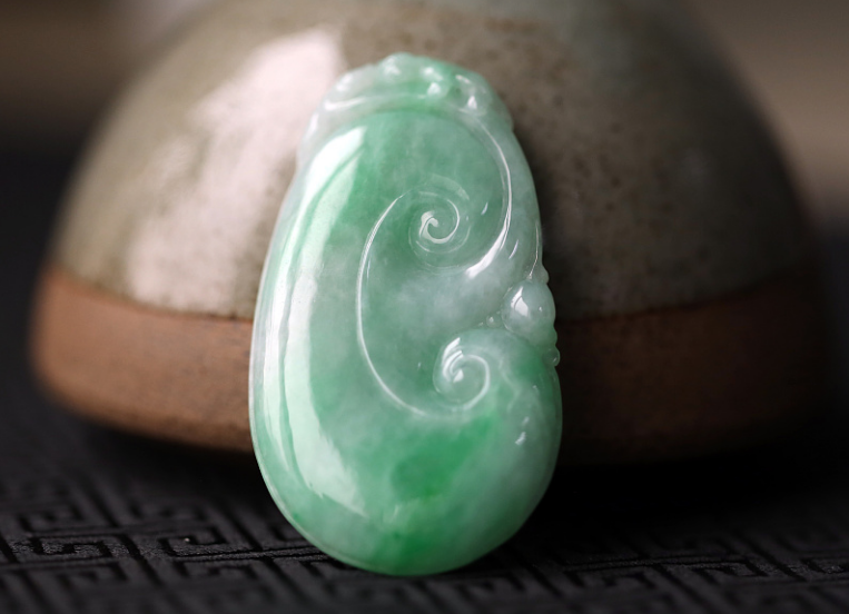 翡翠|高档的翡翠有多贵？怎样才能选到高档饰品？看完你就知道了