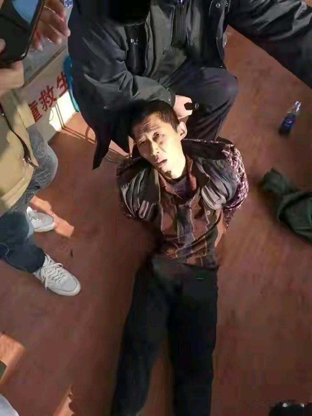 燃气泄漏|逃犯朱贤健落网，村民称其藏匿在水边，有人丢东西报案，警方搜寻多日发现