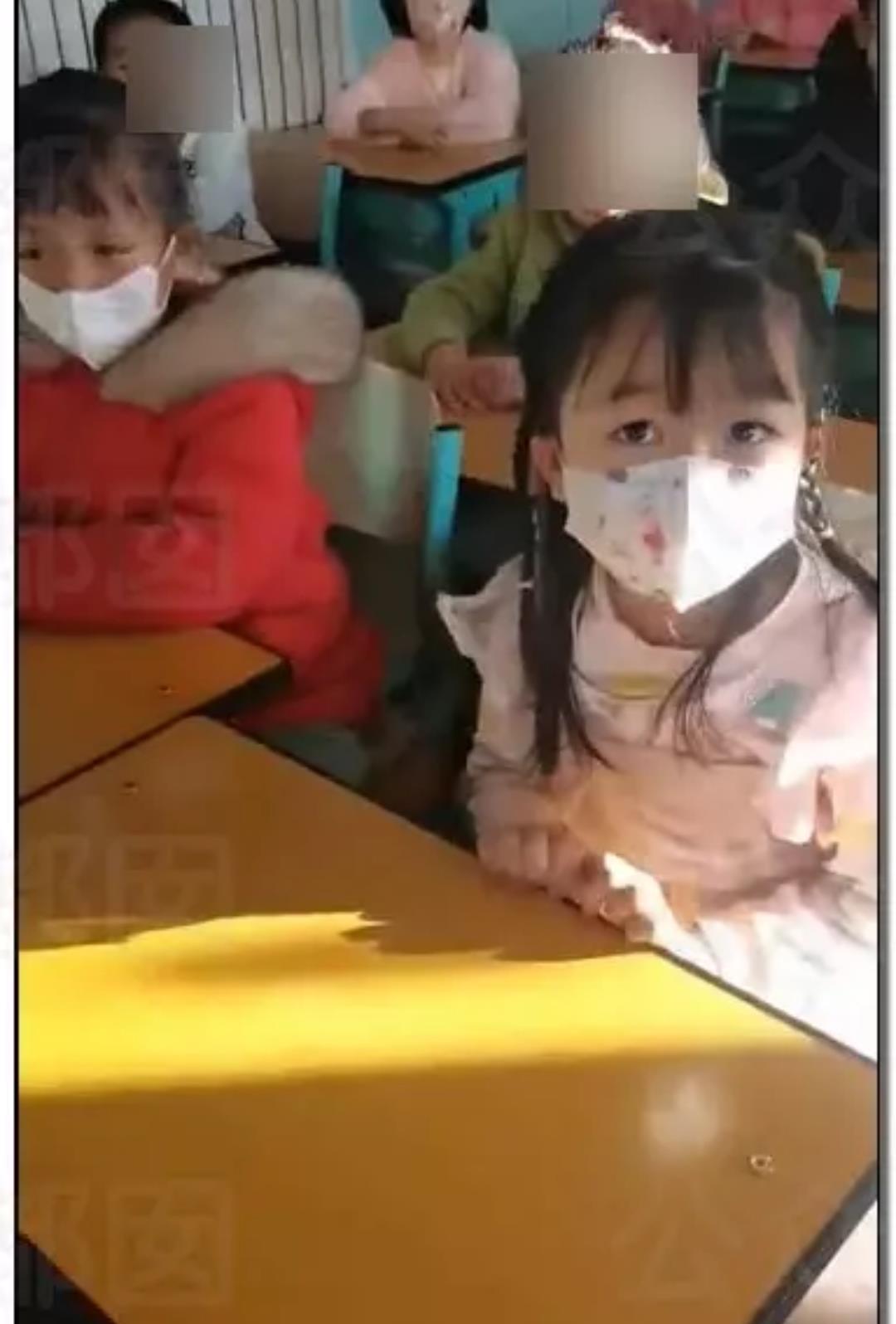 女孩|小学老师用污言秽语批评一年级学生，并发家长群，引发家长不满