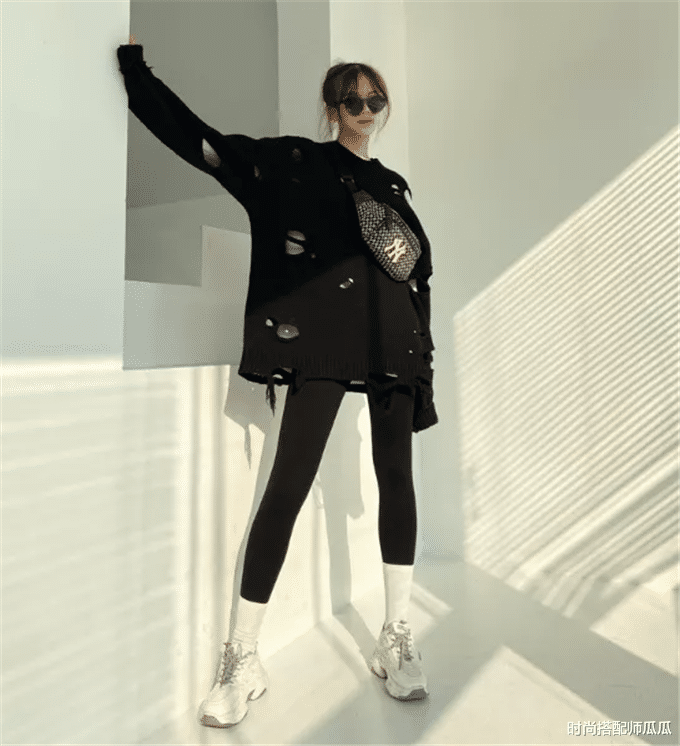 时尚搭配师瓜瓜|“阔腿裤”过时了，今夏火的是“鲨鱼裤”，时髦显瘦，明星都在穿