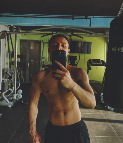 阿尔法|童星阿尔法商演捞金,22岁颜值重回巅峰,满头黑发被质疑戴假发