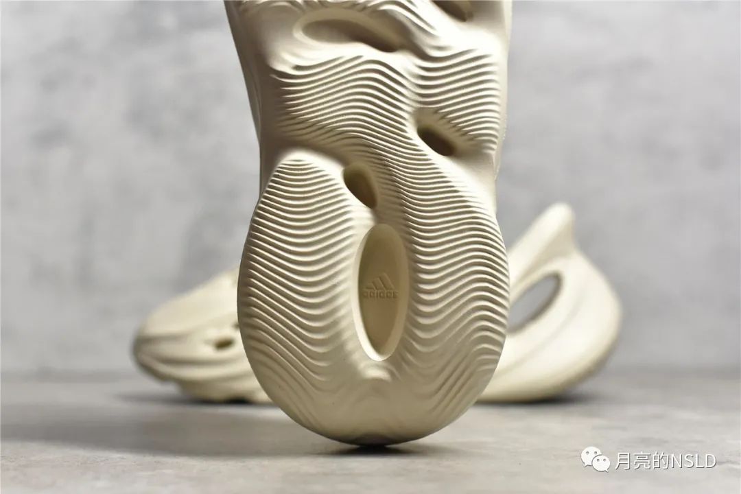 难舍离断|侃爷说yeezy洞洞鞋将改变认知和审美 祖国80年代的凉鞋不就这样？细节实拍揭秘告诉你制作真不难