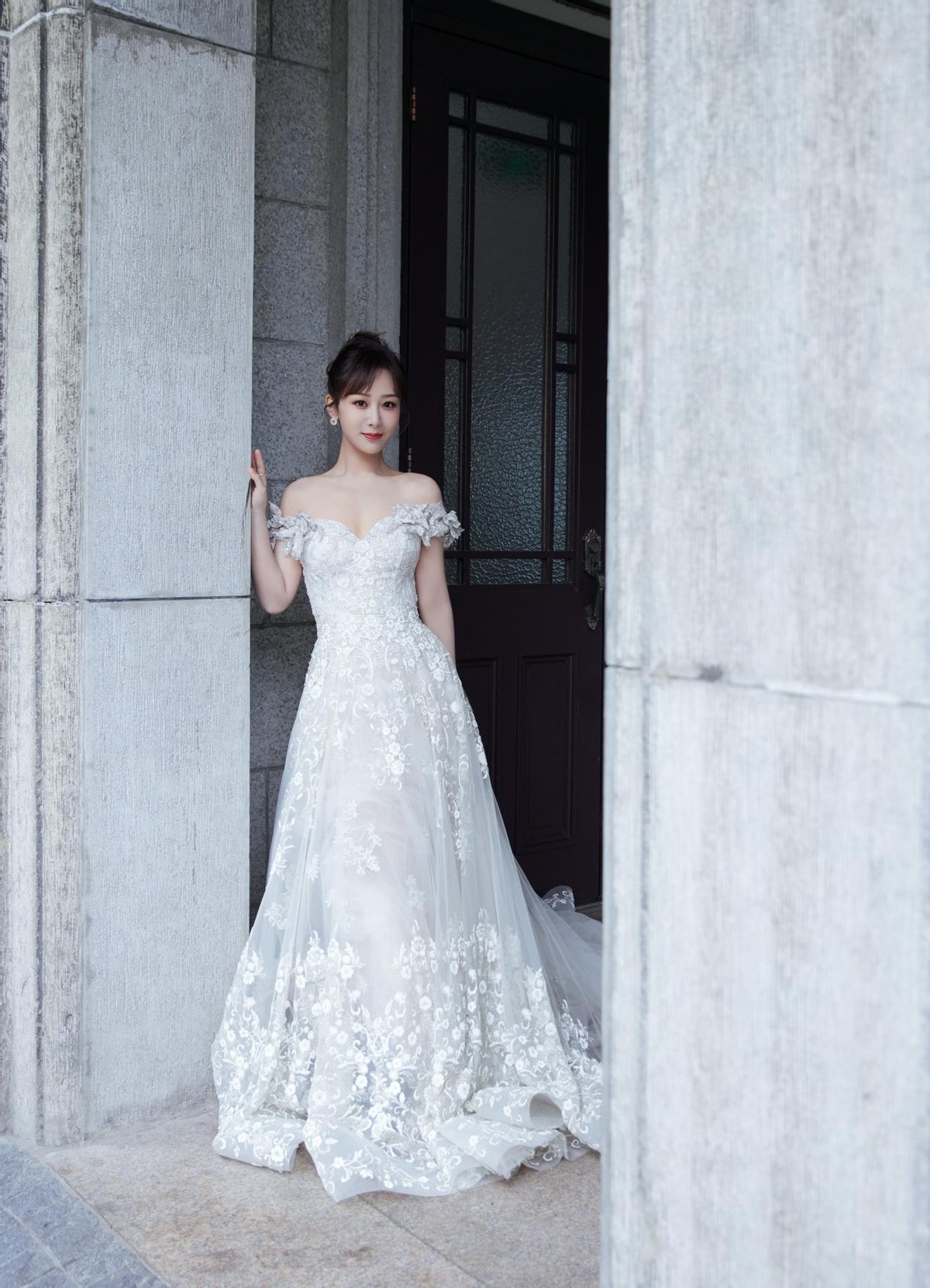 猫姐穿搭经 难怪杨紫不和一字肩裙“断舍离”，当她穿上之后，脖颈修长真美