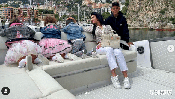 乔治娜|乔治娜示爱C罗晒美照，独带四娃坐游艇看F1，与大儿子合影似姐弟