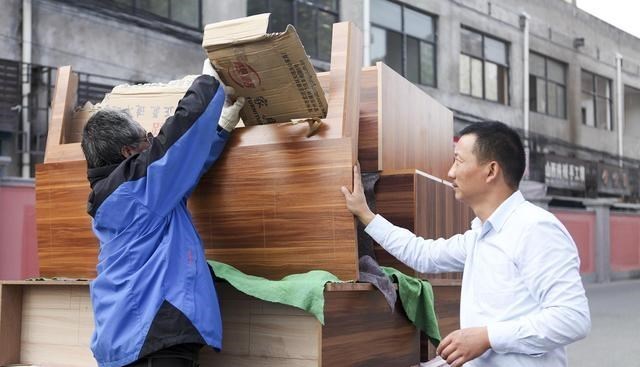 把50袋水泥搬上6楼,收800元,这合理吗?农民工的回答太心酸