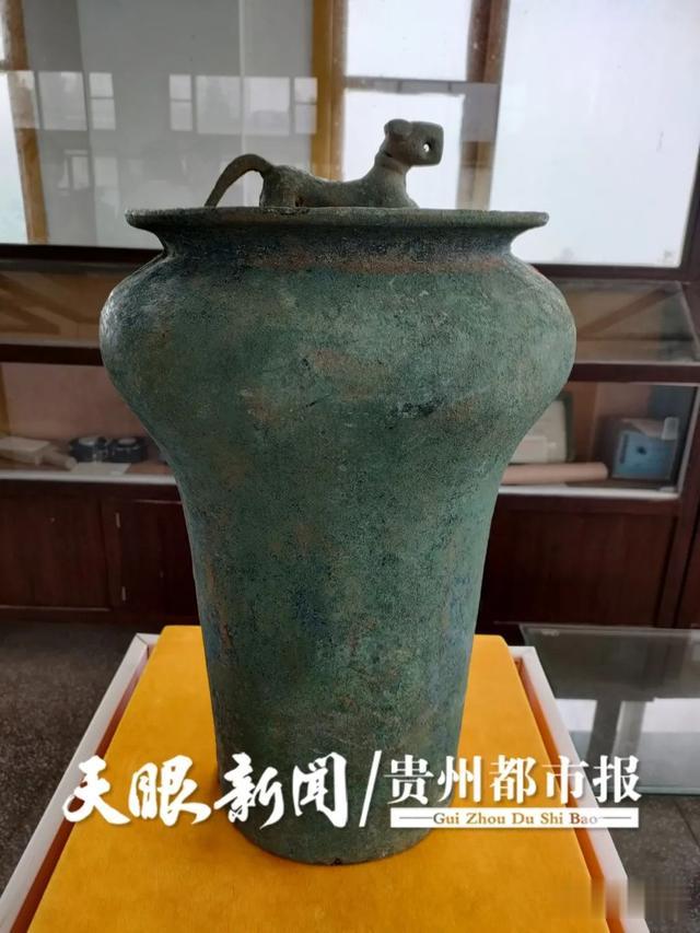 贵州都市报 贵州万山村民一锄头“挖出”5件汉代文物，其中有件珍贵的青铜乐器
