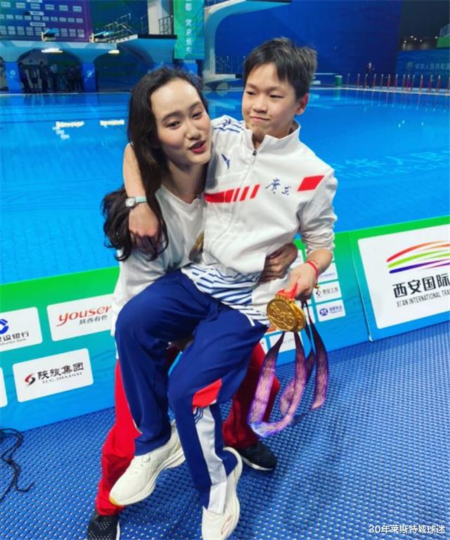 全红婵|全红婵身材比例太好！窝进沙发两条大长腿很显眼：腿长1米2既视感