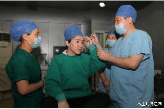 孟智超|8岁成名，14岁秃顶，植发挨300多针不后悔，还记得“三毛”孟启超吗