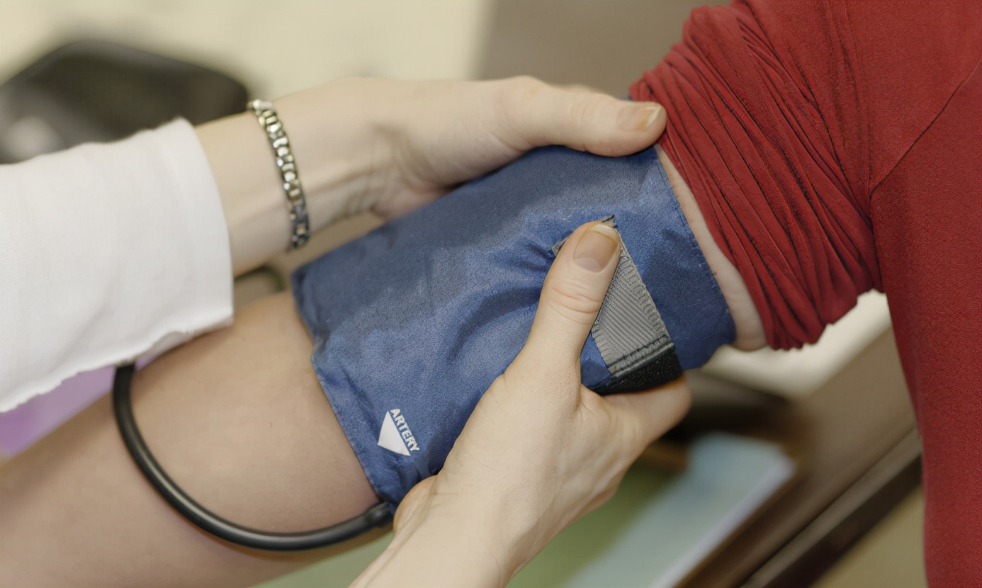 小米粥|喝小米粥会使血压飙升?提醒:除了小米粥,这3种食物劝你少碰