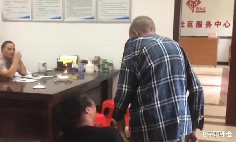 不照顾年迈父亲,父亲立遗嘱将房产全给了姐姐,小女儿跪求原谅
