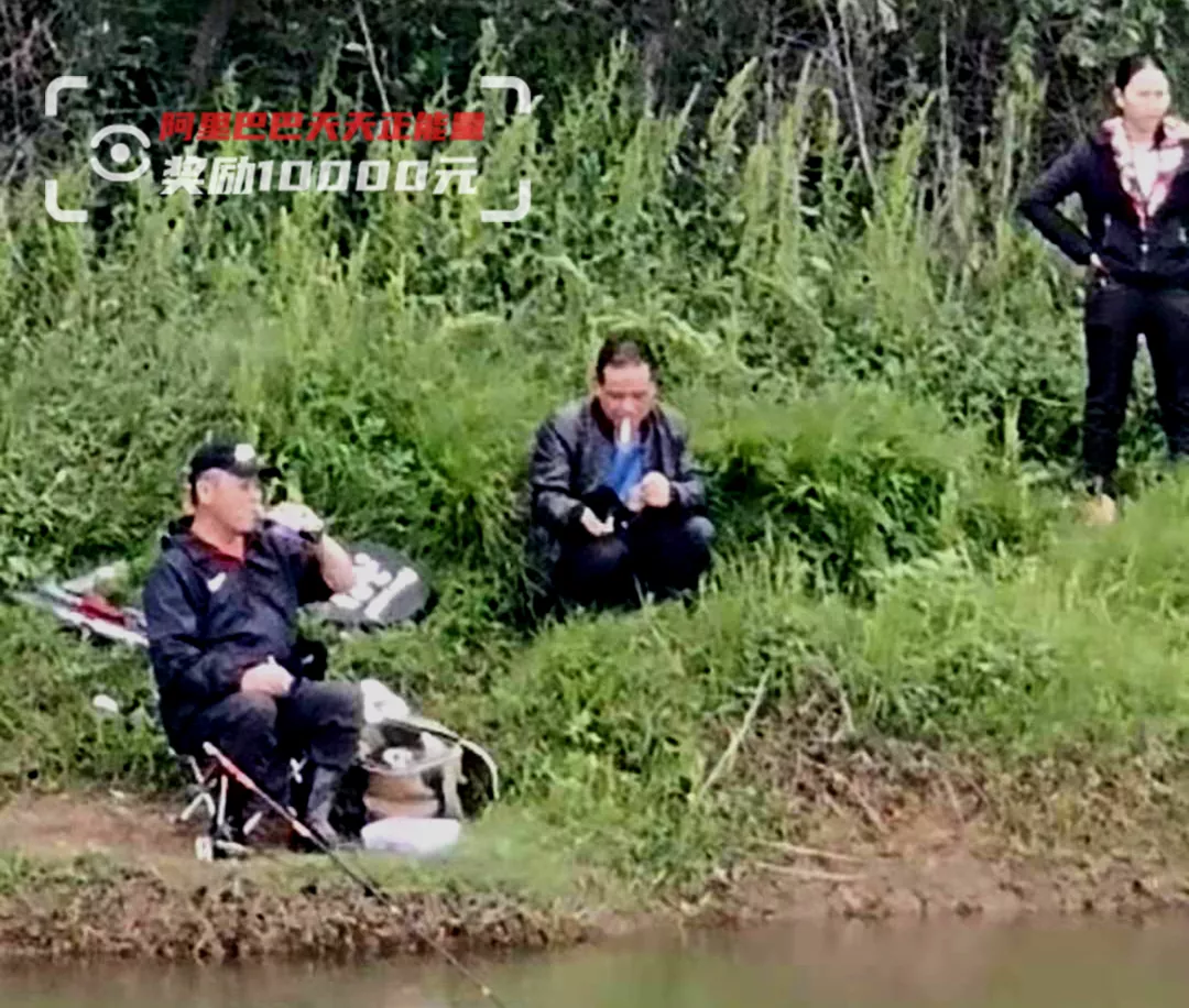 |女童坠河，患心脏病的六旬大叔跳河救人，结果双双失踪，真相泪奔