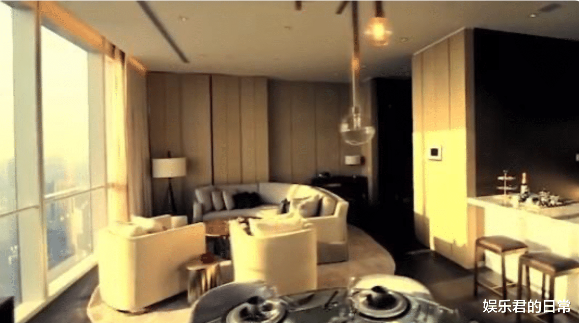 黄晓明|baby收工回与黄晓明婚房，晒自拍陪儿子过节心情佳，两人关系稳定