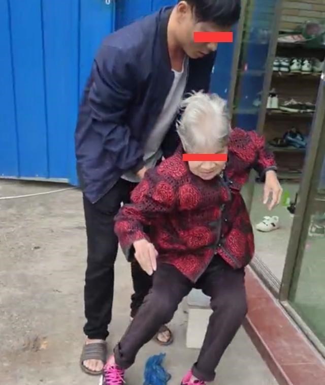 于时为伴 江西一老人趴在小儿子家门口,小儿媳录像:轮到大哥家照顾婆婆