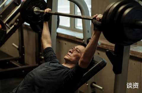 迪士尼|王晶爆刘德华10年不吃米饭，黎明脸浮肿不能拍早班，范丞丞倍感压力