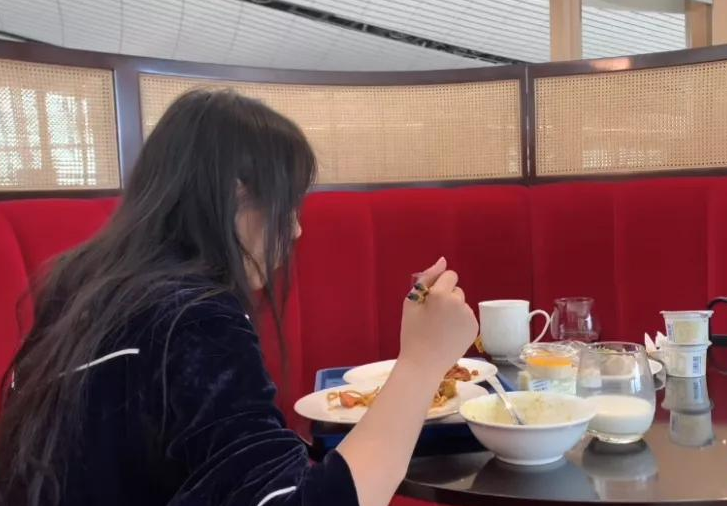 何磊 中央美术学院女生假扮名媛，蹭高奢生活21天，竟是为了毕业设计