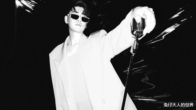 张云雷|德云社张云雷晒照，一句炫酷如我，让自家柠檬们以解相思之苦