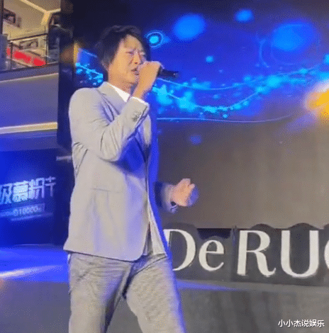 游鸿明|江西上饶：游鸿明小商场现唱，身材发福场面冷清，“年过半百了”