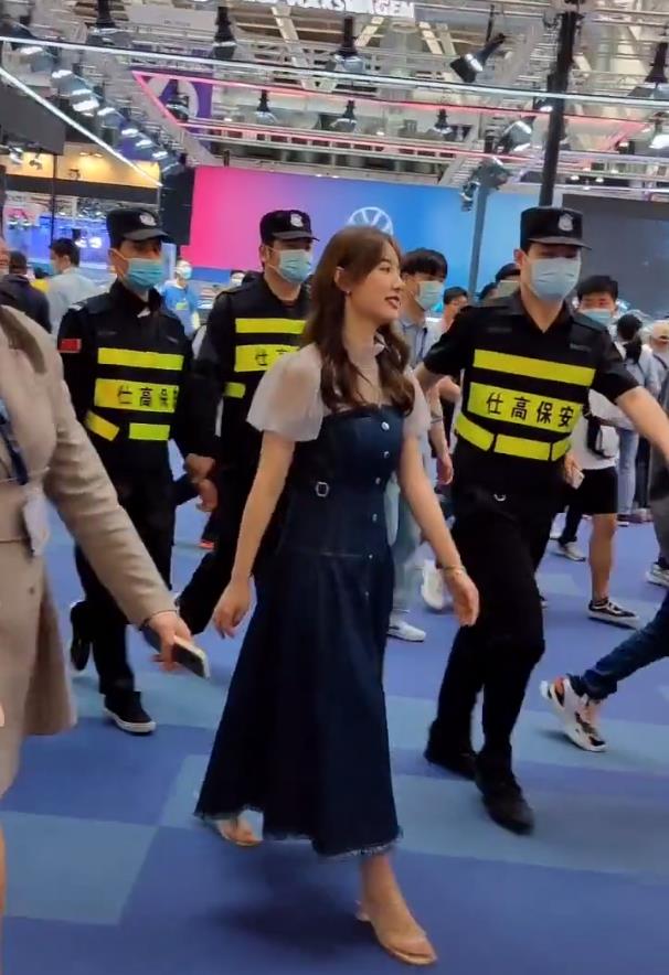 冯绍峰|网红出行阵仗大过明星，十名保镖贴身护驾，生图曝光真实颜值