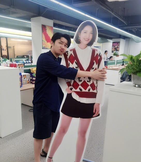 心悦雅萌|王祖蓝:夫妻小别34天,看到商场李亚男的人形立牌牢牢抱住不松手