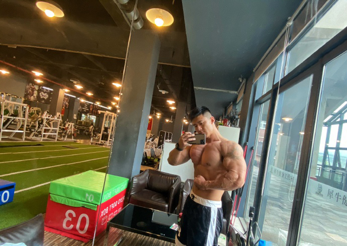 健身圈一哥|撸铁磨破手掌是常事,咬牙也要坚持,健体冠军的麒麟臂堪比大腿!