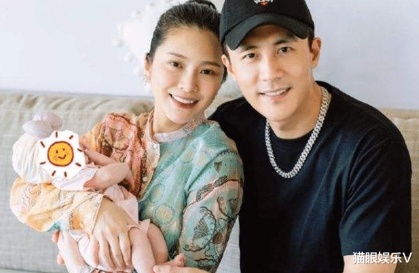 王灿|王灿晒女儿正面萌照,笑起来神似杜淳,与妈妈合影镜头感十足