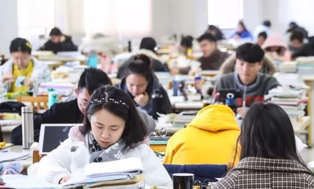 考研|“别轻易让孩子考研”，家长的一席话，透露出理想与现实的距离