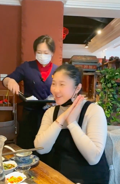 王小利|52岁王小利升级当爷爷！抱着孙子开心到当场落泪，前妻也罕见露面