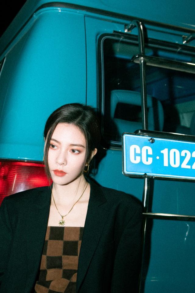 旗袍公馆 宋妍霏不愧是穿搭教科书，穿西装内搭吊带裙，时髦飒爽还显腿长