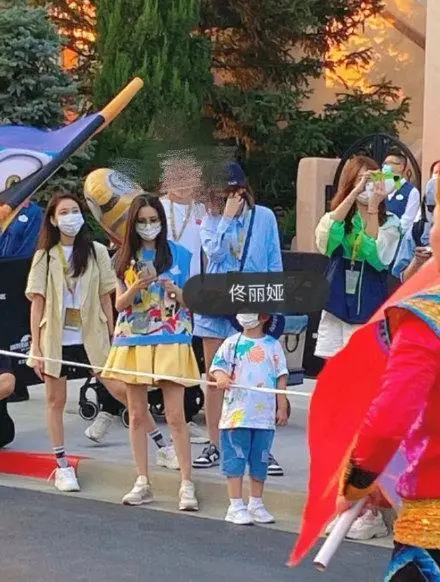 时尚风行派|陈思诚硬汉也有少女心！跟佟丽娅带儿子出游穿骚粉衬衫，太抢风头