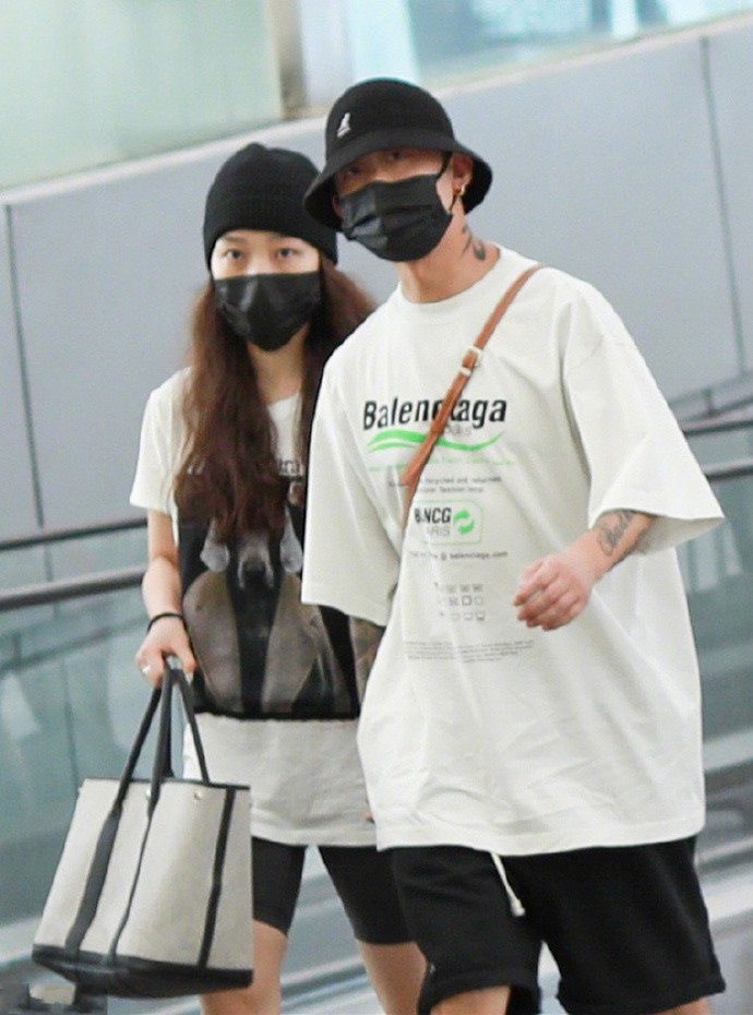 八只爪的猫|Gai携老婆赶飞机，老夫老妻还十指紧扣，王斯然上长下短穿法真潮