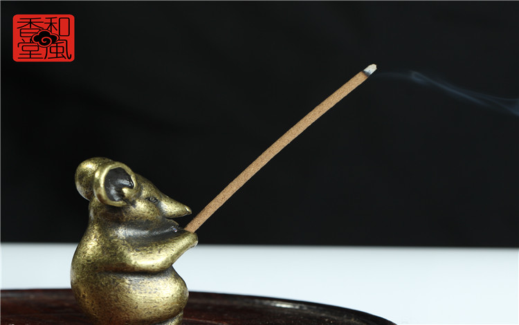 护肤品 沉香香薰是女性朋友可以考虑的护肤品。