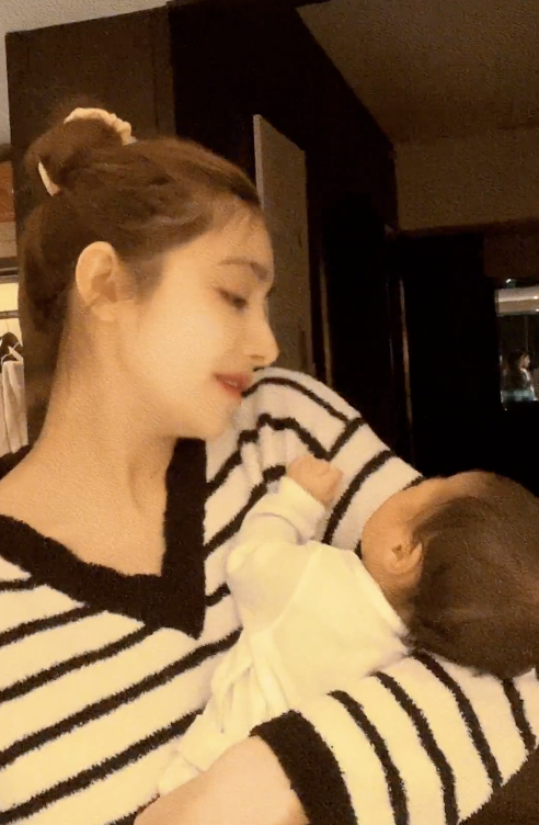 麦迪娜·买买提|麦迪娜边跳舞边哄娃，扭脖子灵活轻松，未出月子状态已恢复少女