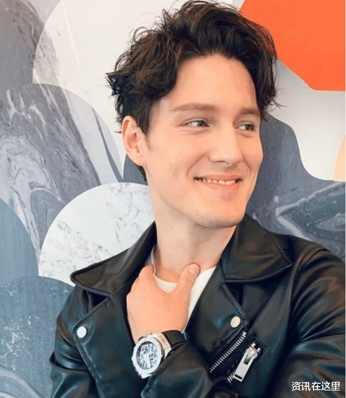 周华健|周华健30岁混血儿子近照曝光！满脸胡茬毛孔大，一头长发像女生