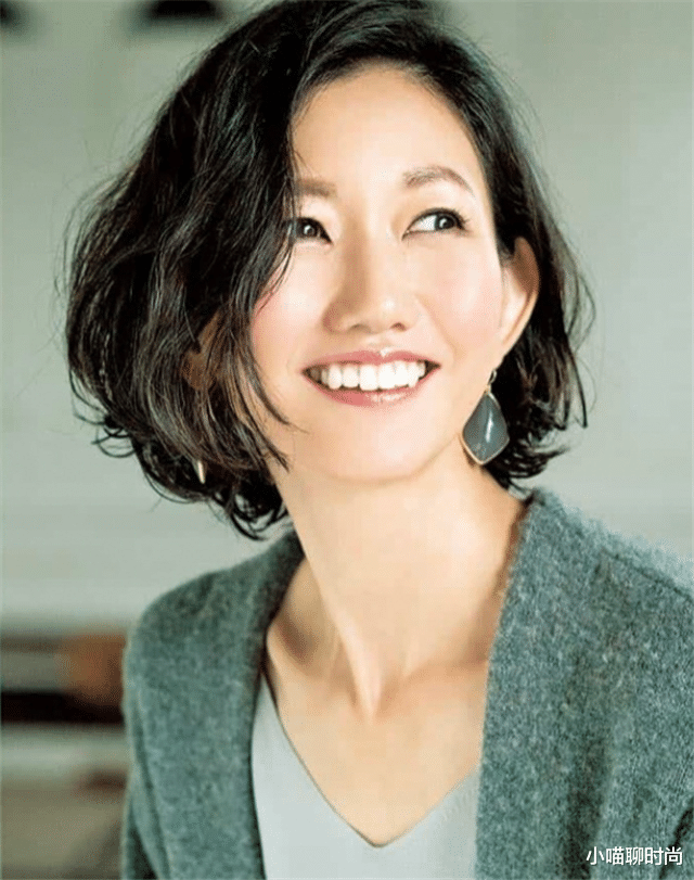 发型 会烫发才不显老！给40岁以上女人的发型建议：色浅、卷大、齐肩！
