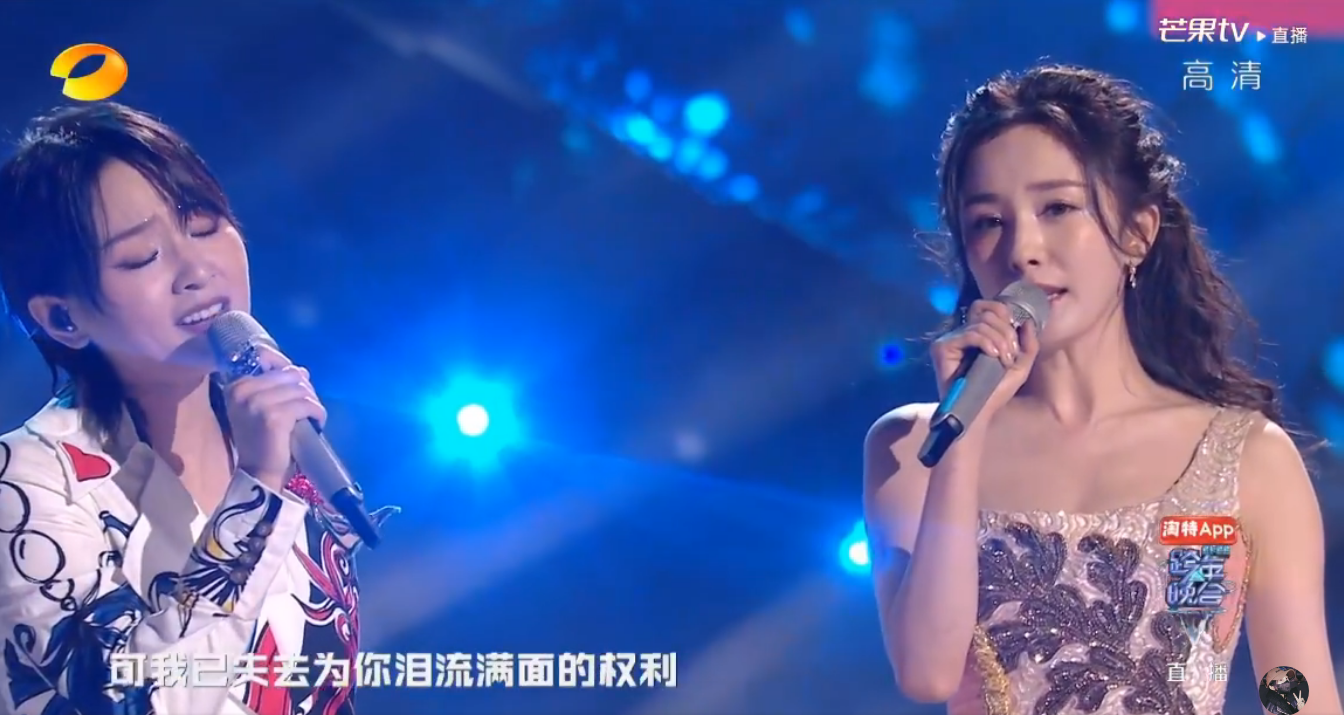 杨幂|杨幂周笔畅跨年合唱《小幸运》，牵手、对视，一整个被甜到