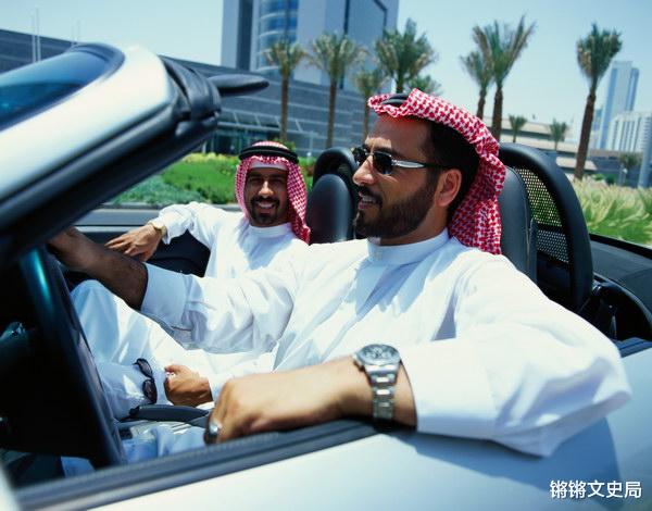 孤儿院 穷小子假扮王子几十年，诈骗上亿美元，因为点错一道菜露馅被捕